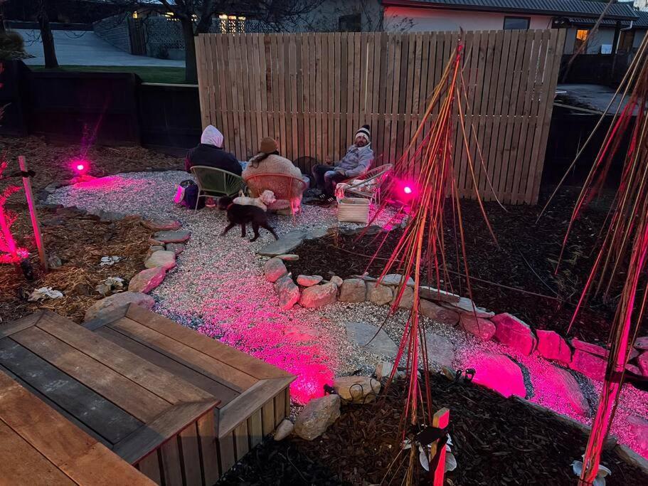 Alpine Chalet - Views, Fire-Pit, Central, Cosy Уанака Екстериор снимка