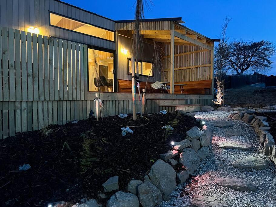 Alpine Chalet - Views, Fire-Pit, Central, Cosy Уанака Екстериор снимка